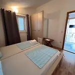 4 Delfina * Рогозница